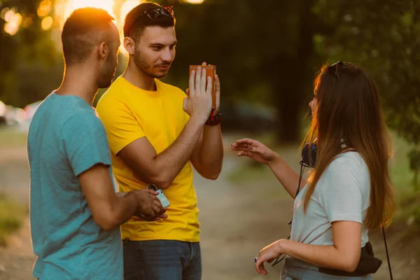 Drei Freinds Plaudern Über Ein Buch — Stockfoto