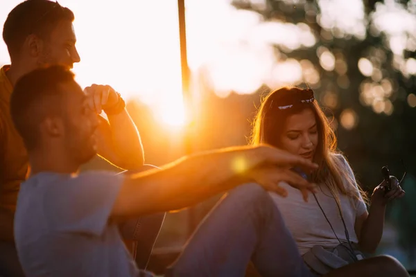 Amici Che Chiacchierano Una Panchina — Foto Stock