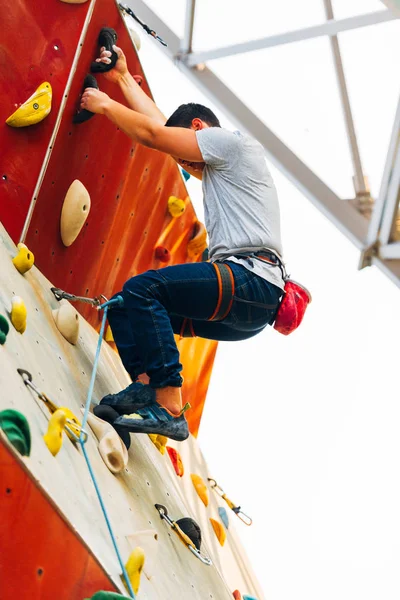 Young Man Climbing Wall Rock Extreme Sport — Stock Photo, Image