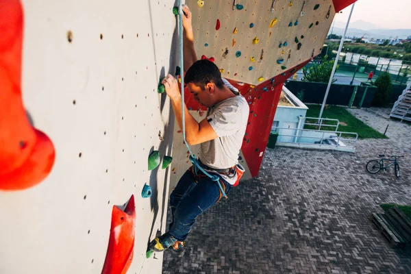 Joven Escalada Pared Roca Deporte Extremo —  Fotos de Stock