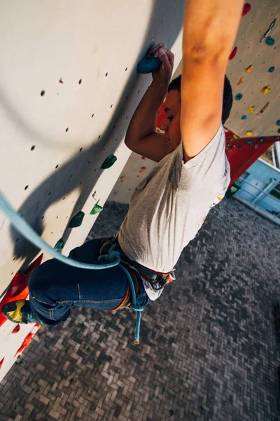 Hombre Escalador Pared Escalada Artificial Gimnasio Bouldering —  Fotos de Stock