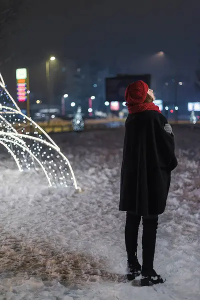 Red Hat Lány Kiállva Christmas Tree Fények Éjszaka — Stock Fotó