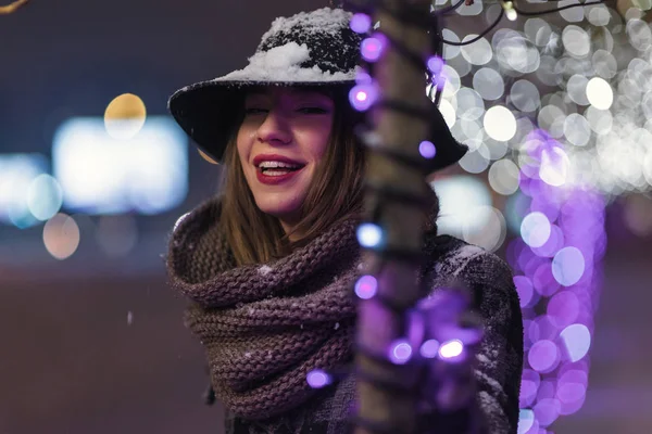 Genç Kız Noel Ağacı Işıkları Önünde Gece Kar Yağıyordu Düşen — Stok fotoğraf