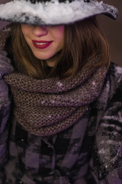 Jeune Fille Avec Chapeau Noir Avec Neige Debout Devant Les — Photo