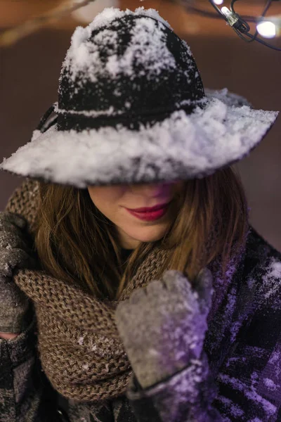 Jeune Fille Debout Devant Les Lumières Sapin Noël Nuit Avec — Photo