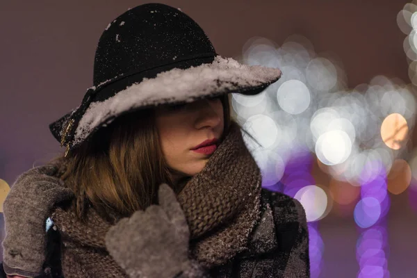 Genç Kız Arka Planda Bulanık Noel Gecesi Için Renkli Işıklarla — Stok fotoğraf