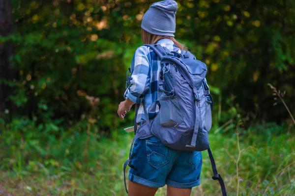 Młoda Kobieta Spaceru Sam Lesie Trzymając Mapie Koncepcja Piesze Wycieczki — Zdjęcie stockowe
