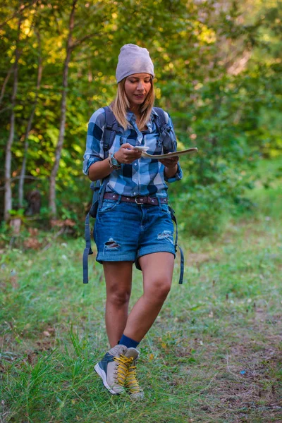 Jonge Vrouw Lopen Alleen Het Bos Met Een Kaart Concept — Stockfoto