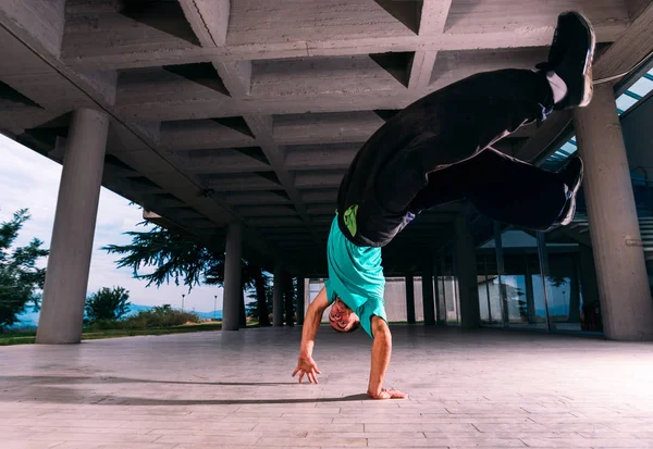 Sportive Man Training Parkour Handstand Utomhus — Stockfoto