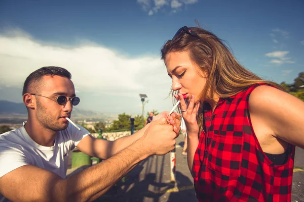Kerl Zündet Dem Mädchen Freien Eine Zigarette Und Verbringt Einem — Stockfoto