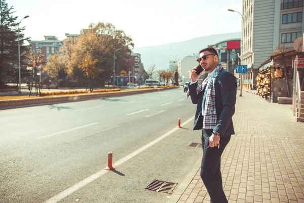 Şık Genç Adam Sokakta Kaldırımda Duran Cep Telefonuna Savunarak — Stok fotoğraf