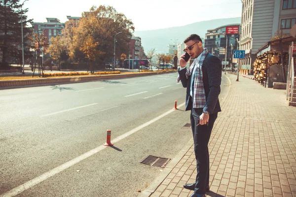 Kentsel Guy Güneş Sokak Kaldırımda Duran Telefonda Kavga Ederken Keyif — Stok fotoğraf