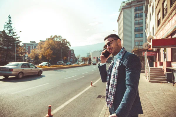 Ein Junger Kerl Steht Auf Der Straße Lächelt Und Unterhält — Stockfoto