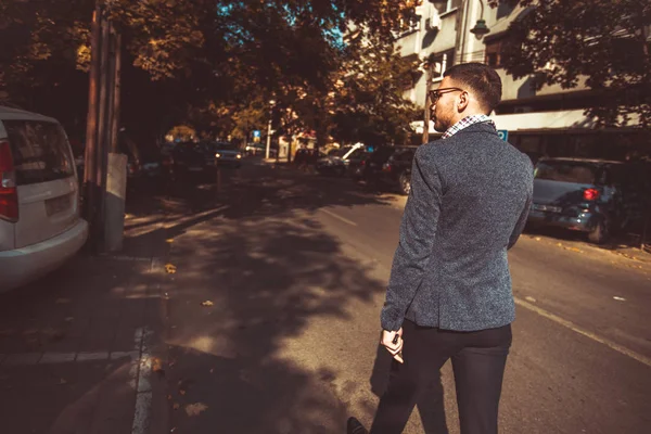 Jovem Moderno Terno Está Andando Pela Rua Olhando Redor — Fotografia de Stock