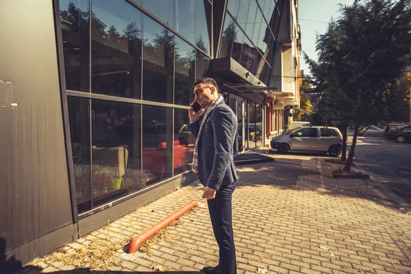 Der Städtische Geschäftsmann Steht Auf Dem Bürgersteig Vor Einem Gebäude — Stockfoto