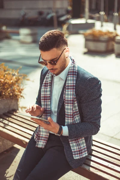 Uomo Affari Bello Elegante Seduto Sulla Panchina Nel Centro Della — Foto Stock