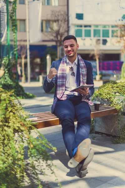 Ein Urbaner Geschäftsmann Ist Freien Und Hat Spaß Sieht Glücklich — Stockfoto