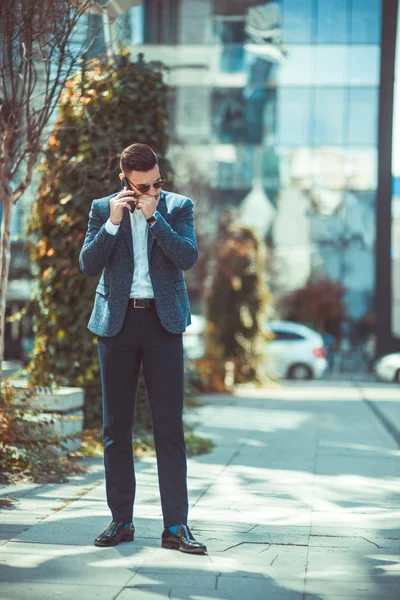 Aufgebrachter Mann Steht Auf Stadtplatz Und Sieht Beim Telefonieren Nervig — Stockfoto