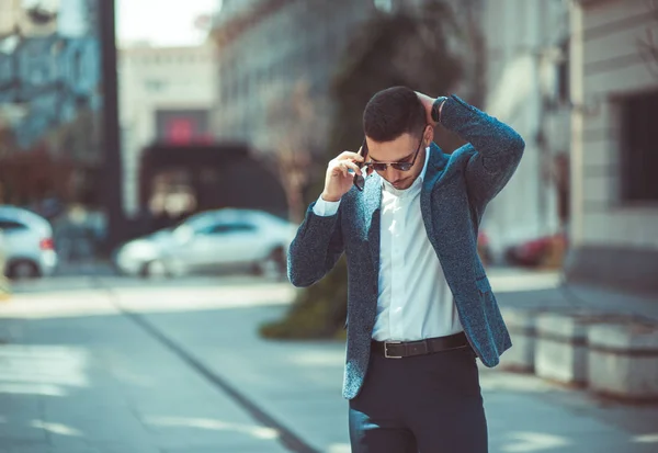 Hombre Traje Nervioso Está Sosteniendo Mano Pega Cabeza Discutiendo Teléfono —  Fotos de Stock