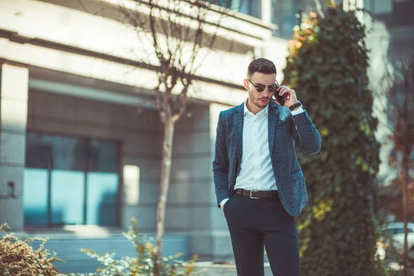 Suit Adam Kentsel Şehir Meydanı Telefonda Konuşurken Nervious Görünümlü Duruyor — Stok fotoğraf