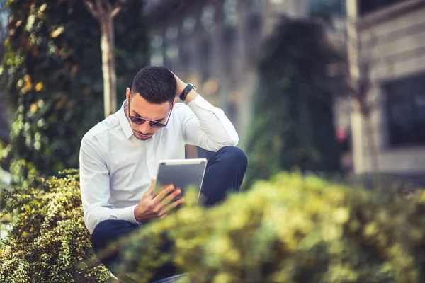 Homme Regarde Stupéfait Tablette Blanche Alors Est Assis Dehors Sur — Photo