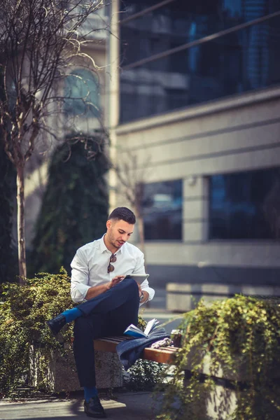 Ein Schicker Gutaussehender Mann Sitzt Auf Einer Bank Der Innenstadt — Stockfoto