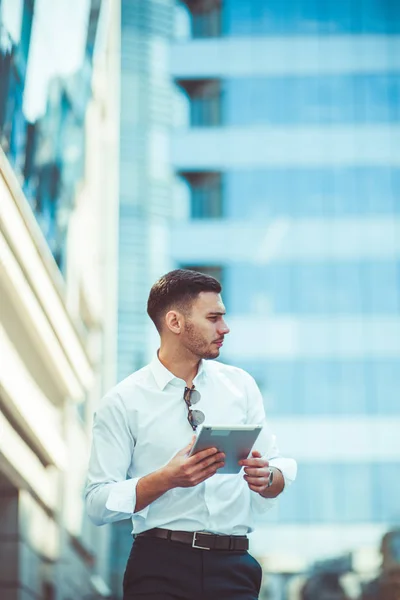 Hombre Negocios Caucásico Camisa Blanca Sosteniendo Tableta Día Soleado Aire —  Fotos de Stock