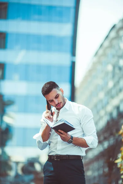 Ein Geschäftsmann Weißem Hemd Der Freien Mit Einem Smartphone Spricht — Stockfoto