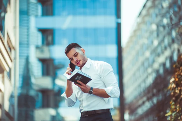 Hombre Guapo Traje Está Aire Libre Teniendo Una Conversación Divertida —  Fotos de Stock