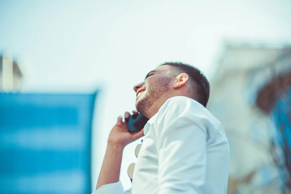 Caucásico Hombre Negocios Camisa Blanca Hablando Teléfono Celular Día Soleado —  Fotos de Stock