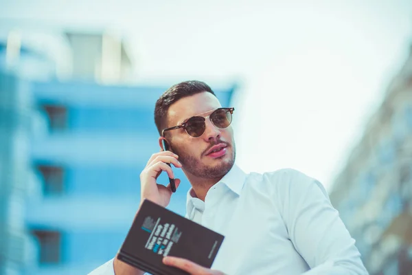 Een Zakenman Dragen Witte Shirt Praten Een Smartphone Buitenlucht — Stockfoto