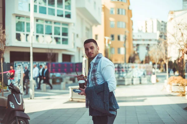 Ein Urbaner Junger Geschäftsmann Steht Mitten Auf Dem Stadtplatz Nimmt — Stockfoto