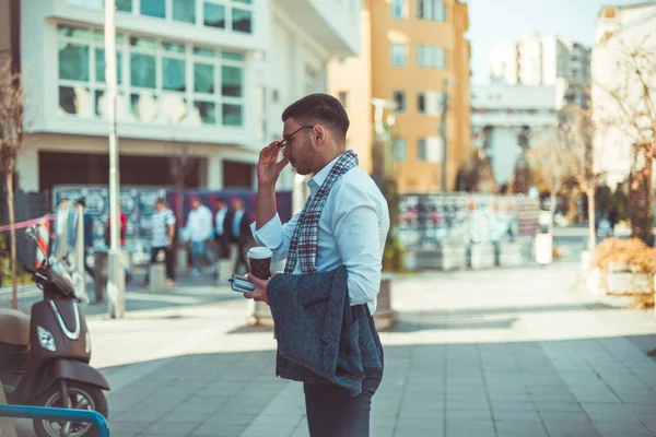 Hombre Negocios Urbano Traje Está Pie Plaza Ciudad Sosteniendo Cuaderno —  Fotos de Stock