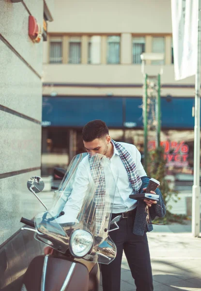 Yakışıklı Bir Genç Işadamı Motosiklet Duran Gri Bir Ceket Giyiyor — Stok fotoğraf