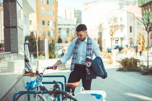 Joven Hombre Guapo Con Traje Negocios Pie Junto Una Bicicleta —  Fotos de Stock