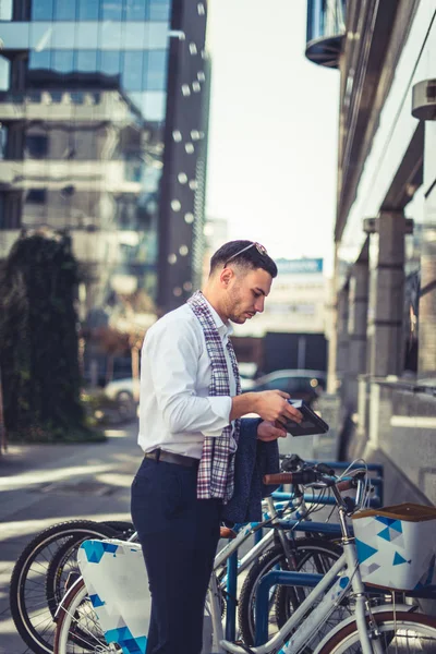 Tanding Bir Kaç Park Edilmiş Bisiklet Bisiklet Kova Kitabında Koyarak — Stok fotoğraf