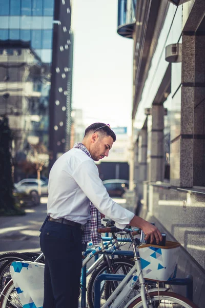 Ung Urban Affärsman Står Bredvid Sin Cykel Och Sätta Sin — Stockfoto