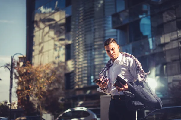 Ένα Αστικό Επιχειρηματίας Είναι Στέκεται Έξω Από Την Πλατεία Της — Φωτογραφία Αρχείου