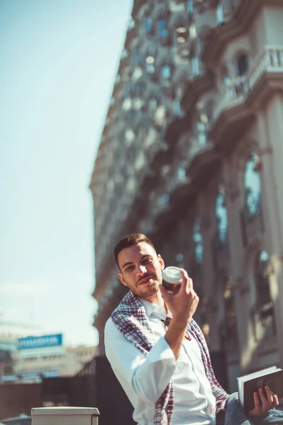 Hombre Negocios Urbano Está Divirtiendo Bien Mientras Camina Por Calle —  Fotos de Stock