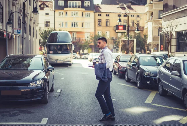 Ung Affärsman Promenader Tvärs Över Gatan Urban City Håller Sitt — Stockfoto