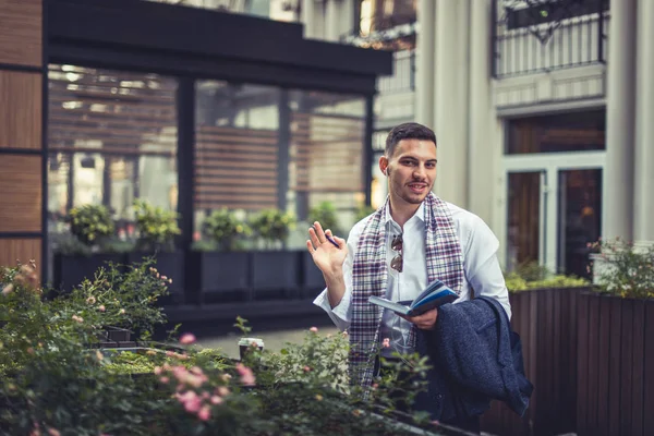 Hombre Negocios Moderno Está Pie Ciudad Con Boca Abierta Hablando —  Fotos de Stock