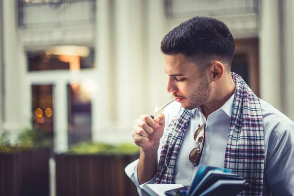 Joven Con Una Camisa Blanca Está Afuera Está Encendiendo Cigarrillo —  Fotos de Stock