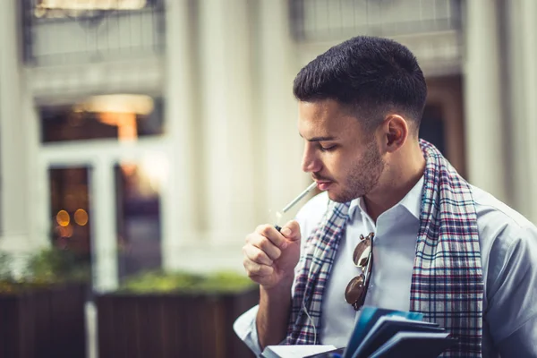 Elegante Joven Empresario Está Encendiendo Cigarrillo Ciudad —  Fotos de Stock