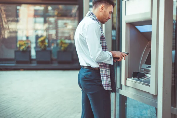 Selbstbewusster Geschäftsmann Steht Draußen Hält Sein Portemonnaie Den Händen Und — Stockfoto