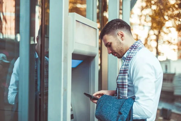 Geschäftsmann Anzug Steht Neben Dem Geldautomaten Und Steckt Geld Seine — Stockfoto