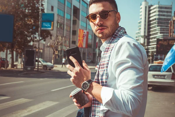 Jovem Empresário Está Calçada Rua Com Café Celular Suas Mãos — Fotografia de Stock