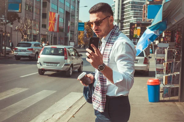Homem Negócios Jovem Está Mostrando Algo Seu Telefone Celular Rua — Fotografia de Stock