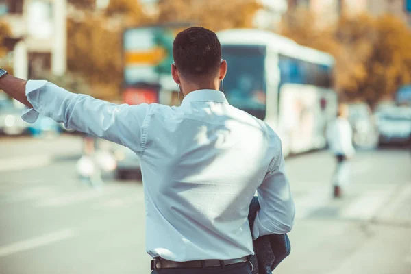 Stylischer Geschäftsmann Versucht Einen Bus Erwischen Also Zieht Seine Hand — Stockfoto