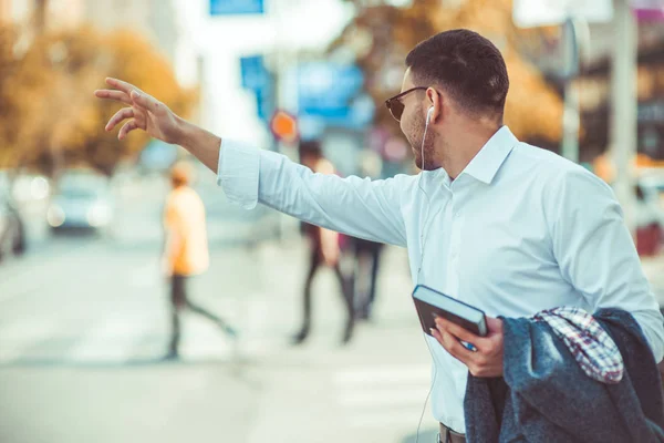 Hombre Negocios Guapo Con Mano Alto Está Calle Lleva Abrigo —  Fotos de Stock