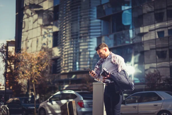 Hombre Urbano Está Público Parado Calle Mirando Teléfono Día Ventoso —  Fotos de Stock